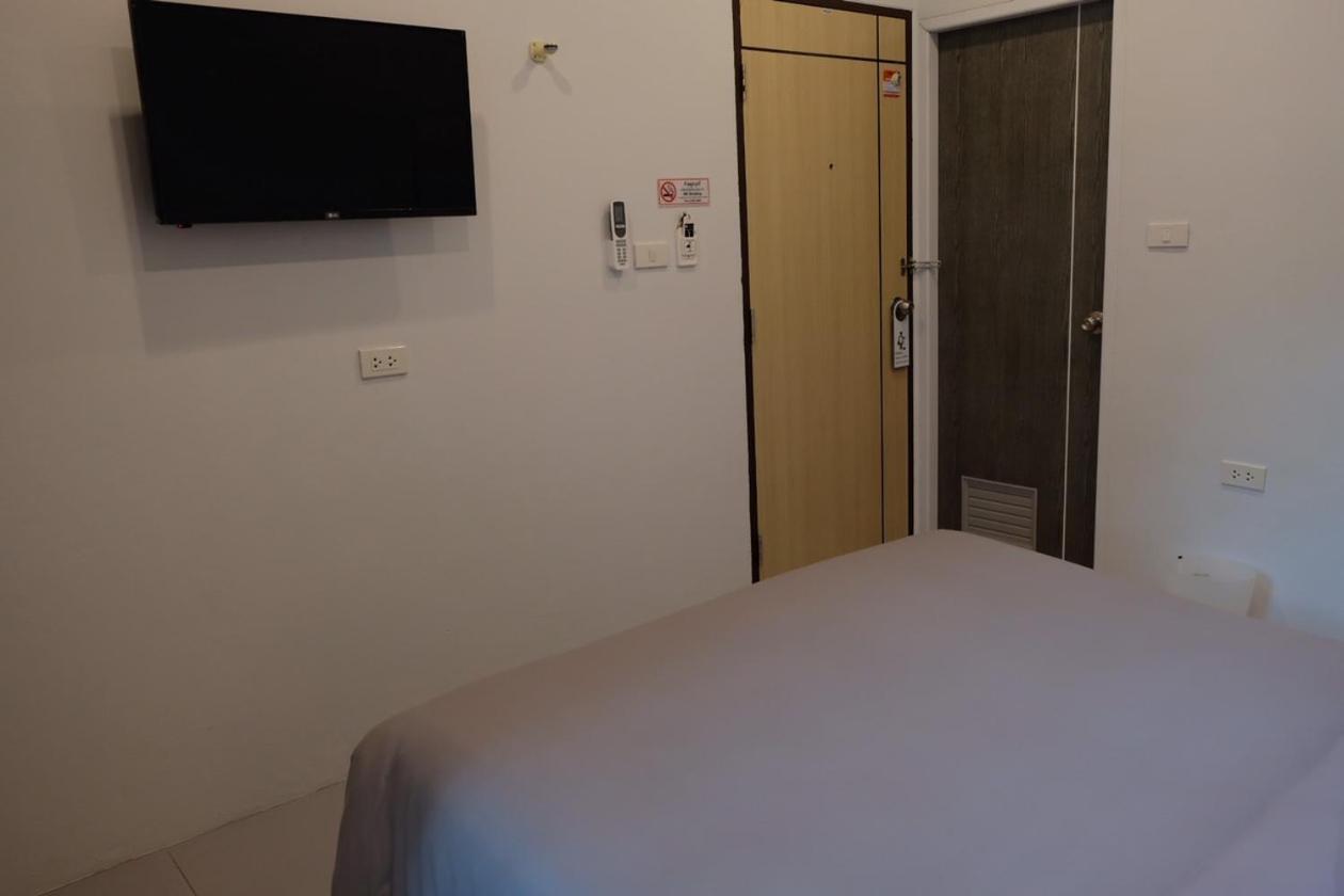 Minimal House Patong (Adults Only) Vandrehjem Eksteriør billede